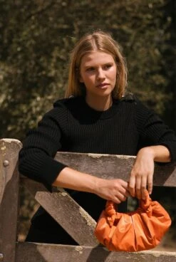 Alejandra Jumper - Black 8 Alejandra Jumper - Black -Es Fascinante alejandra jumper black sweaters laia alen 700483