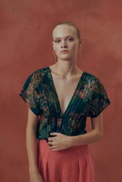 Blusa Pliegues Estampado "Majorelle"