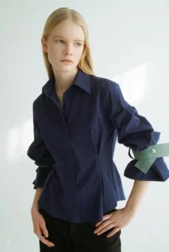 Camisa Entallada Azul Con Detalle Azul