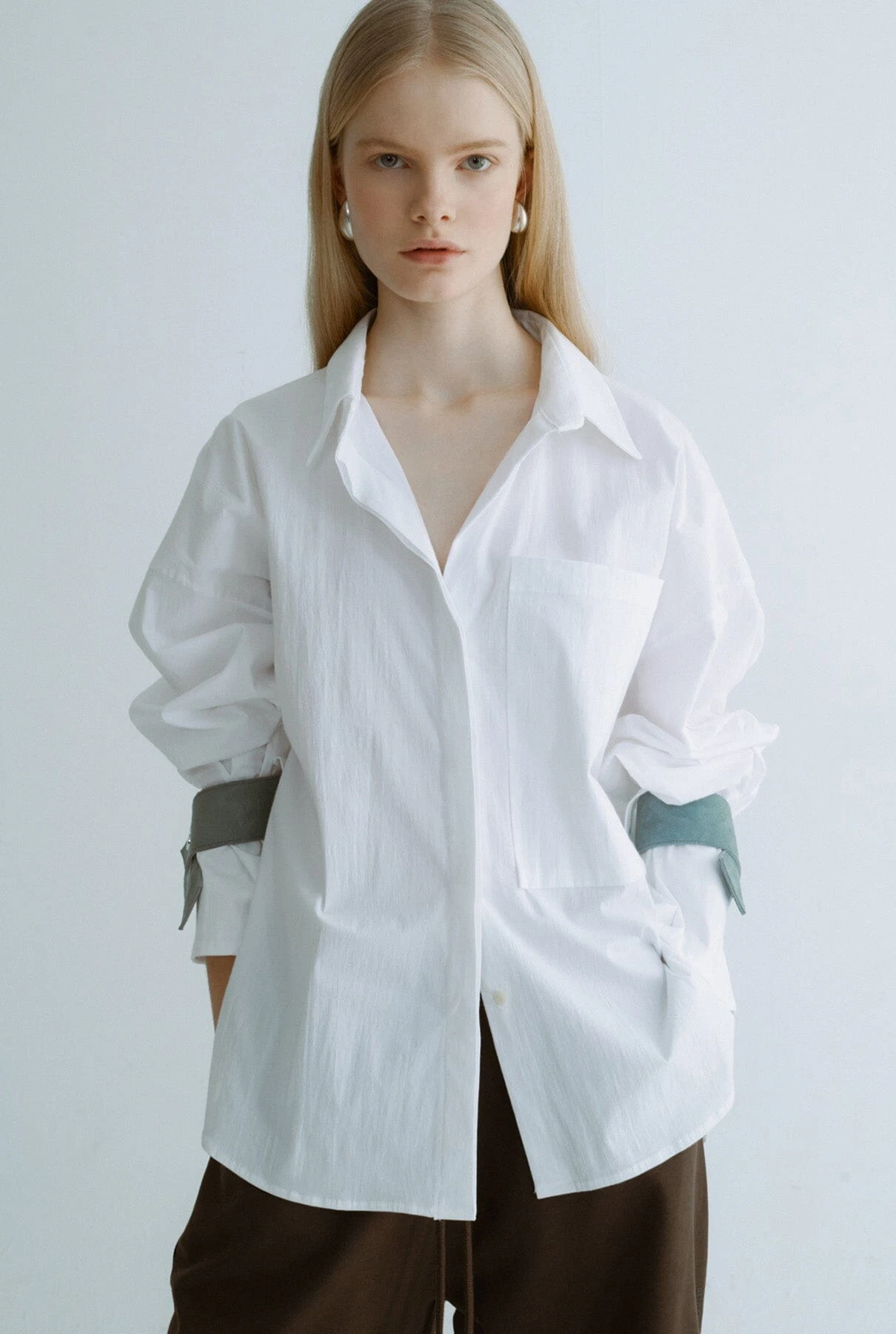 Camisa Oversize Blanca Con Ante Azul 3 Camisa Oversize Blanca Con Ante Azul