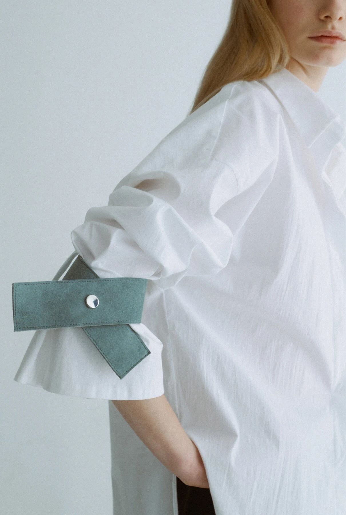 Camisa Oversize Blanca Con Ante Azul 5 Camisa Oversize Blanca Con Ante Azul - Imagen 3