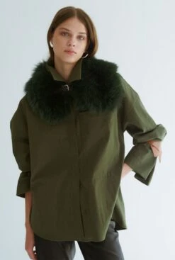 Camisa Oversize Verde Con Cuero Marrón -Es Fascinante camisa oversize verde con cuero marron shirts blouses miguel marinero 472218