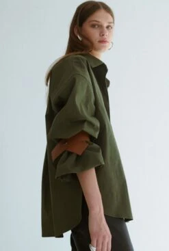 Camisa Oversize Verde Con Cuero Marrón -Es Fascinante camisa oversize verde con cuero marron shirts blouses miguel marinero 712876