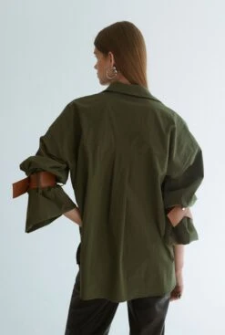 Camisa Oversize Verde Con Cuero Marrón -Es Fascinante camisa oversize verde con cuero marron shirts blouses miguel marinero 715192