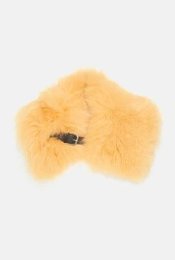 Cuello De Pelo Mostaza