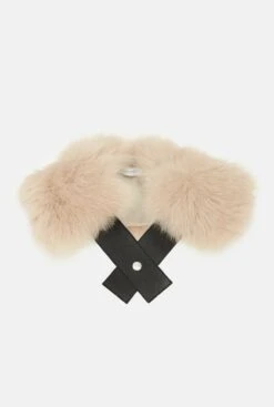 Cuello De Pelo Piedra