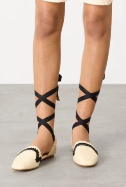 Castañer GOYA/201 NATURAL/NEGRO -Es Fascinante goya201 naturalnegro flat shoes castaner 509577