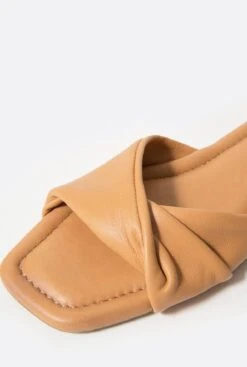 Jasmine Caramelo -Es Fascinante jasmine caramelo flat sandals mint and rose 195965