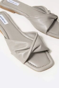 Jasmine Selva 11 Jasmine Selva -Es Fascinante jasmine selva flat sandals mint and rose 125860