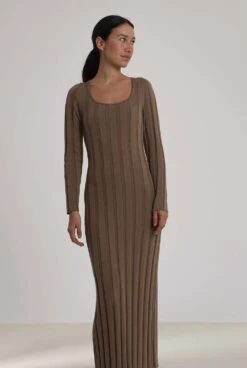KNIT DRESS: SAND 6 KNIT DRESS: SAND -Es Fascinante knit dress sand dresses the villa concept 274871