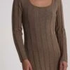 KNIT DRESS: SAND -Es Fascinante knit dress sand dresses the villa concept 312413