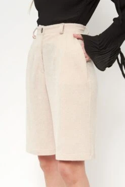 Pale Beige Short -Es Fascinante pale beige short trousers habey club 971248