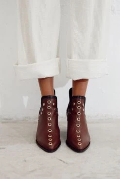 Es Fascinante 38 PUNKY BOOTS AVELLANA CON TACÓN TACHAS ORO 7CM