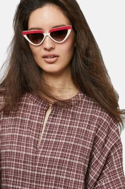 Simona Pale Pink Red Details -Es Fascinante simona pale pink red details sunglasess nina mur 550200