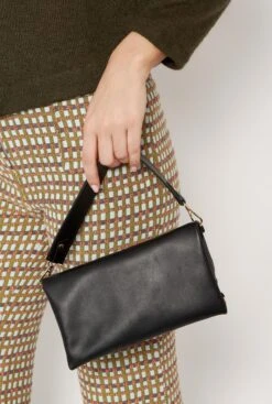 The Lucia Bag Negro -Es Fascinante the lucia bag negro hand bags the bag lab 579859